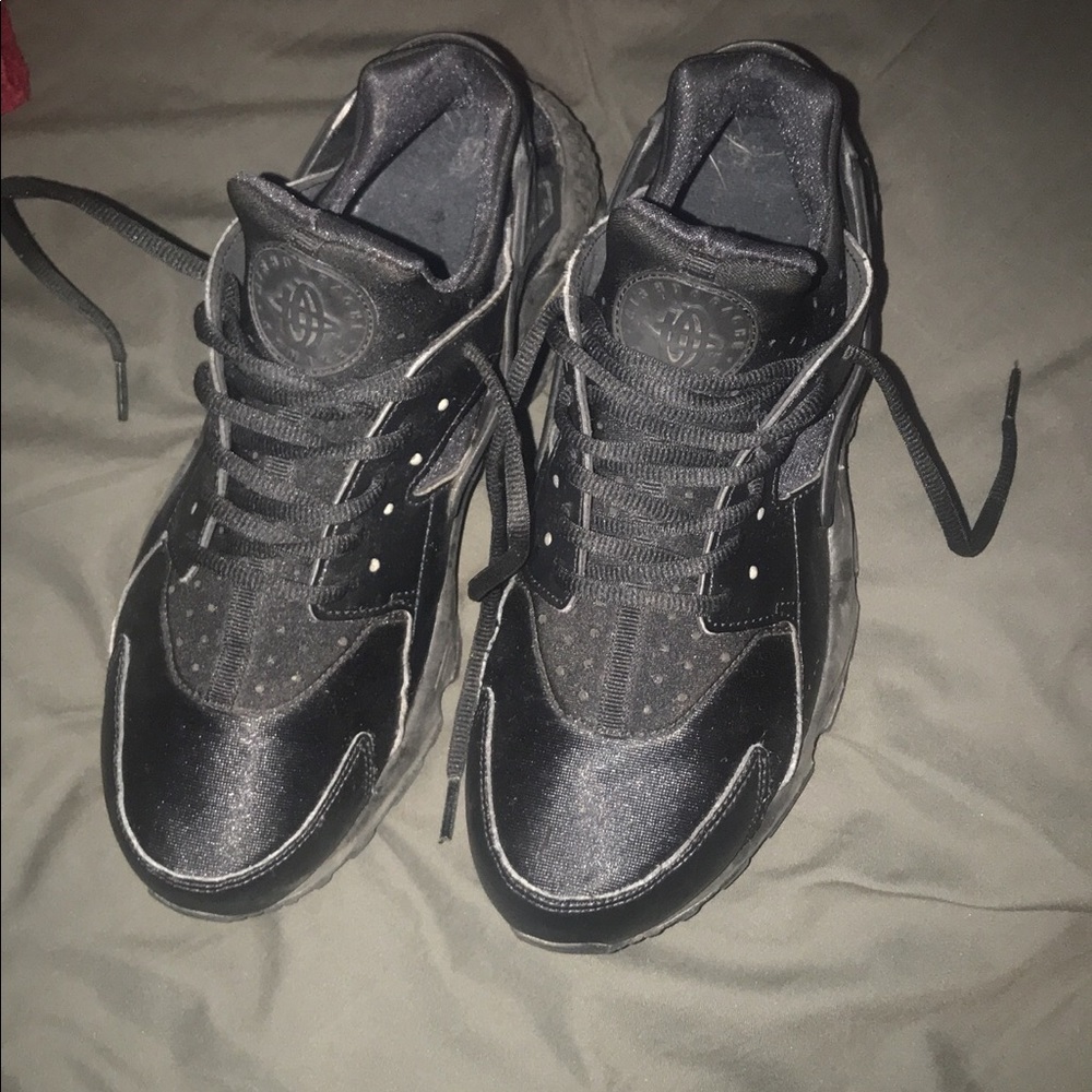 Black Nike air huaraches